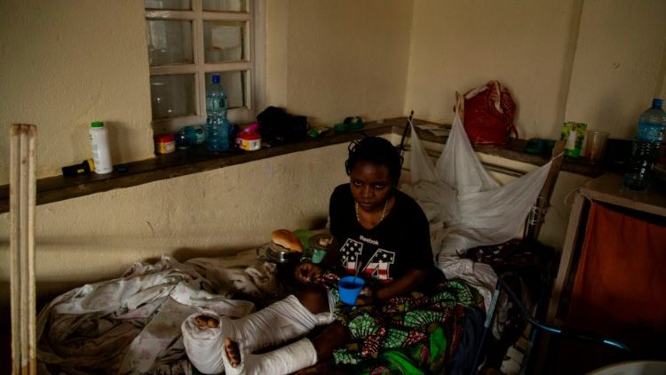 Eine Überlebende von Anschlägen durch die ADF Anfang November sitzt auf ihrem Krankenhausbett