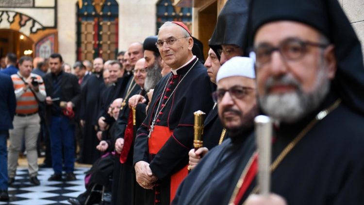 Kardinal Zenari (Mitte) bei der Wiedereröffnung einer armenisch-katholischen Kirche in Aleppo, Dezember 2019