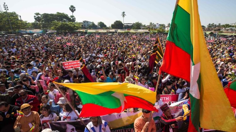 Une foule de militants venus supporter Aung San Suu Kyi, le 9 décembre 2019à à Bago en Birmanie. 