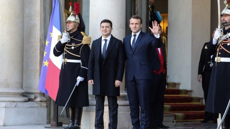 Il presidente ucraino Zelenski accolto a Parigi da Macron