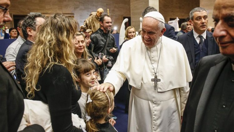 Ferenc pápa áldást ad a 100 Betlehem kiállítás megnyitóján