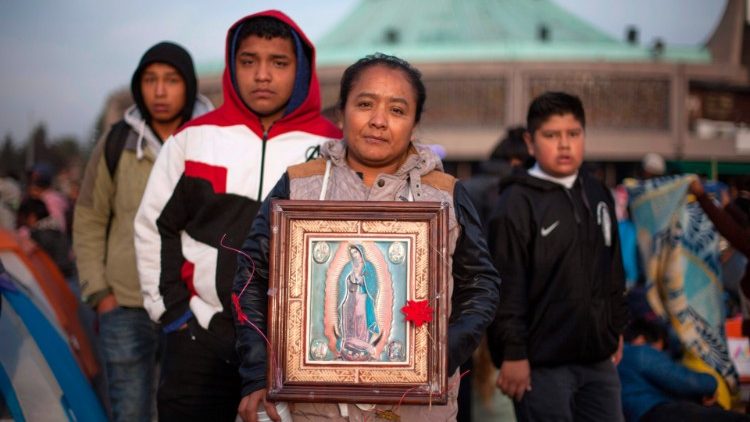 Fiéis mexicanos no Santuário Nossa Senhora de Guadalupe
