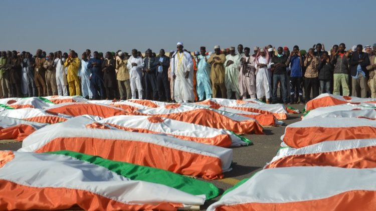 Les funérailles des soldats tués lors d'une attaque revendiquée par l'organisation de l'Etat islamique, le vendredi 13 décembre 2019. 