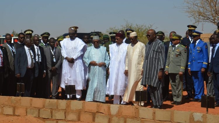 Malis Präsident (4.v.r.) betet gemeinsam mit anderen Regierungsvertretern der Sahelzone vor einem Grab von 71 nigerianischen Soldaten, die bei einem islamistischen Terrorangriff am 10. Dezember starben