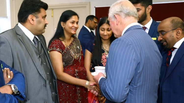 Le prince Charles saluant les participants à une célébration organisée le 18 décembre à Londres en mémoire des victimes des attentats de Pâques au Sri Lanka.