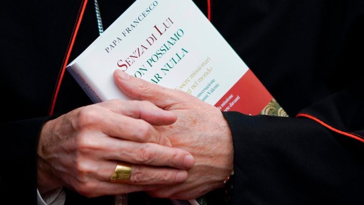 Un cardinal de la Curie romaine tenant le livre-entretien du Pape François "Sans Lui nous ne pouvons rien faire", co-écrit avec Gianni Valente - Vatican, le 21 décembre 2019