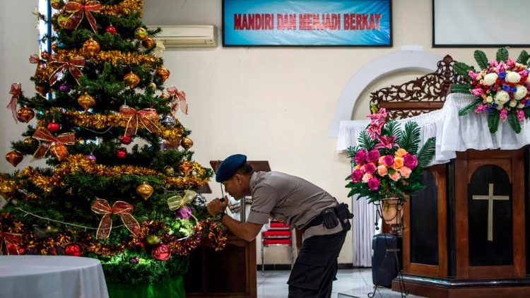 Sicherheitskontrollen in der Kirche in Surabaya vor der Christmette