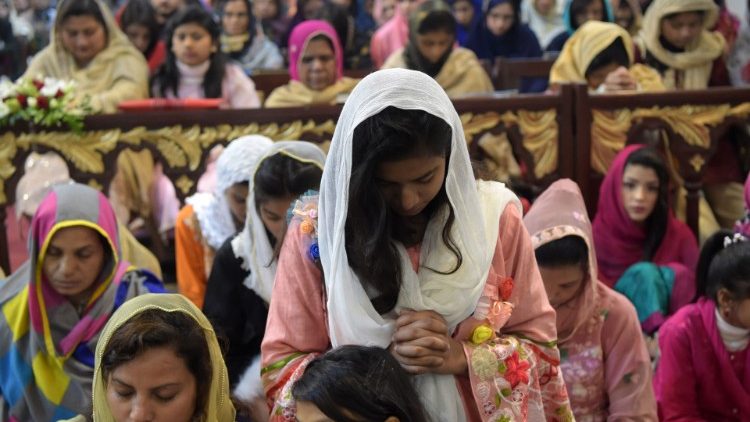 Una donna cristiana durante una Messa di Natale in Pakistan