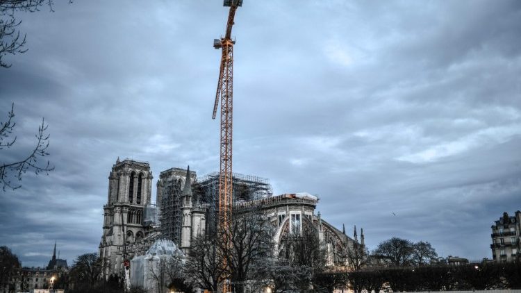 Изглед към настоящата катедрала "Нотр Дам" в Париж