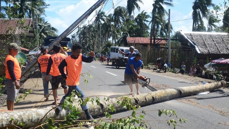 फिलीपींस के लोग तूफान से पीड़ित
