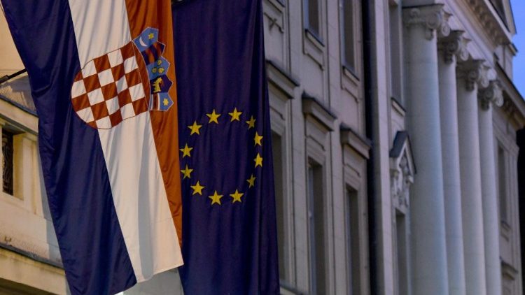 La bandiera croata e quella dell'Unione Europea
