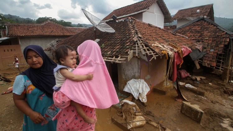 Dorfbewohner stehen neben ihren zerstörten Häusern in der indonesischen Provinz Banten