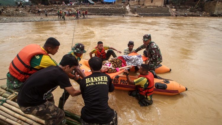 Operazioni di salvataggio a Lebak, in Indonesia