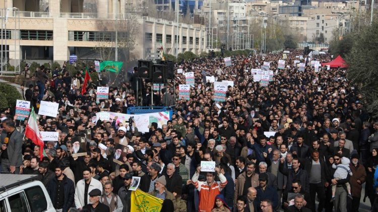 Des Iraniens rassemblés à Téhéran contre les Etats-Unis qui ont éliminé le général Soleimani lors d'une frappe, le vendredi 3 janvier 2020. 