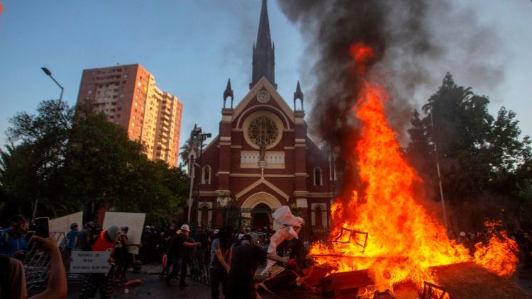 Le mobilier liturgique de l'église saint François Borgia lors de sa destruction par les manifestants à Santiago du Chili, le 3 janvier 2020.