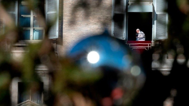 Papa na janela do apartamento pontifício