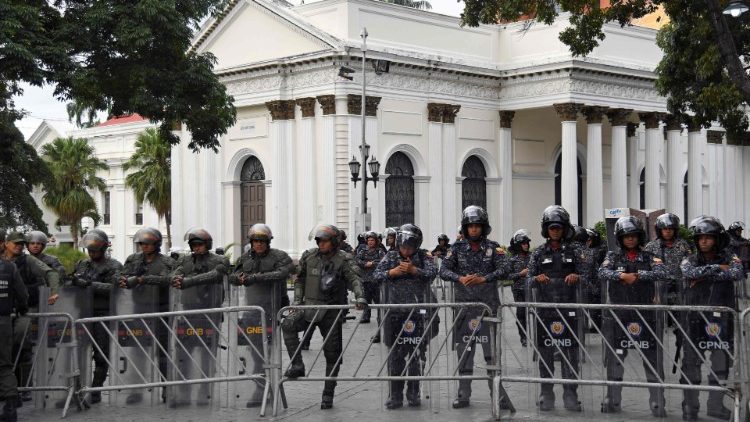 Forces de l'ordre massivement déployées alors que les députés doivent élire le nouveau président de l'Assemblée nationale à Caracas