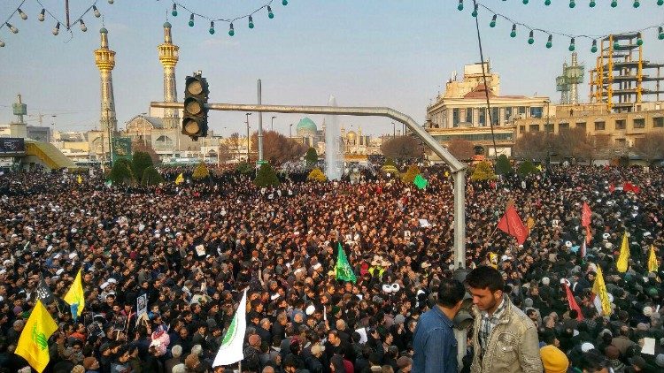 Une foule impressionnante d'Iraniens, le 5 janvier 2020, dans la ville sainte chiite de Mashhad venue rendre hommage au général Soleimani, tué dans un raid américain en Irak
