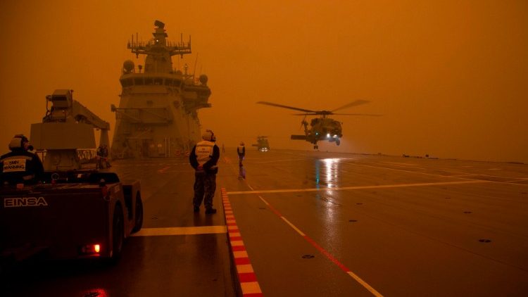 Des militaires australiens en opération au large d'une zone affectée par les incendies et les fumées, le 5 janvier 2020.