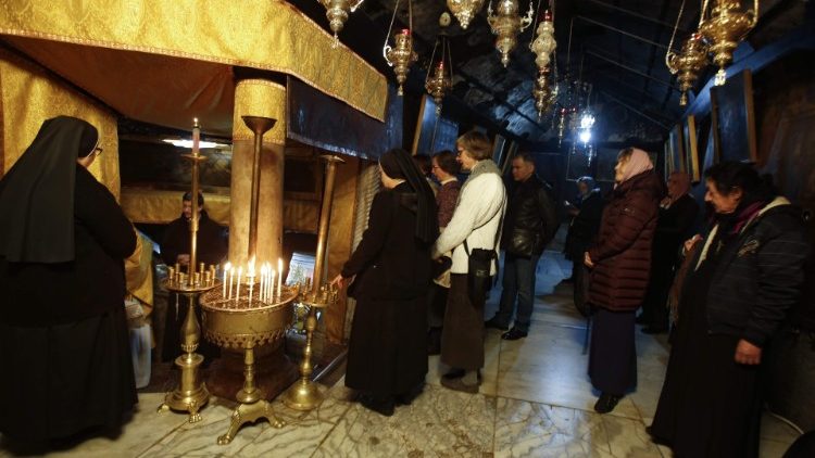 Beter am 6. Januar in der Geburtskirche Jesu in Betlehem/Palästina