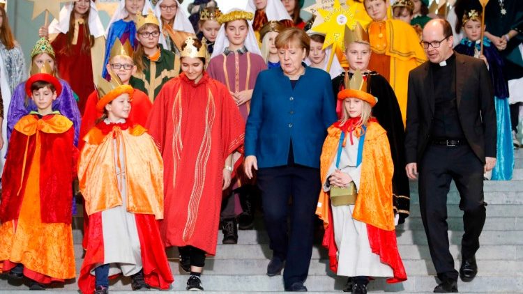 Zum Dreikönigstag trafen Sternsinger die deutsche Bundeskanzlerin Angela Merkel in Berlin.