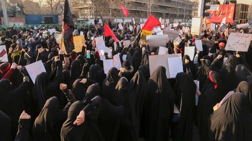 Manifestanti iraniani chiedono la rimozione di Khamenei