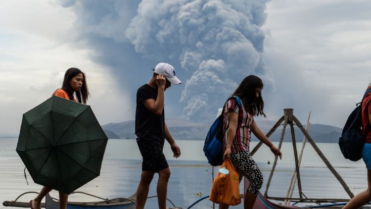Des habitants de la ville de Tanauan, non loin du volcan Taal entré en éruption - 13 janvier 2020