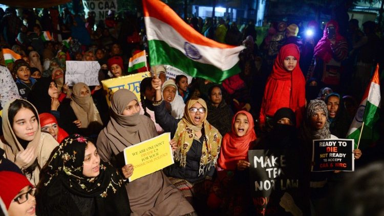 भारत के नागरिक नागरिकता संशोधन कानून का विरोध करते हुए