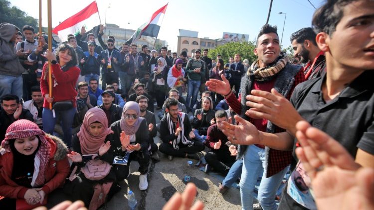 La protesta di piazza dei giovani iracheni