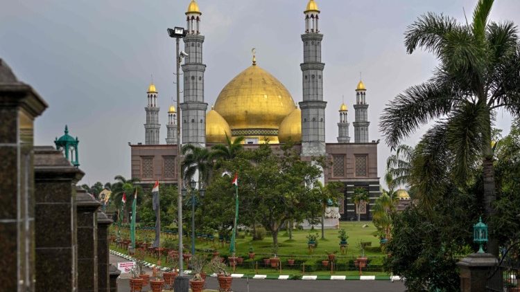Die Kubah-Mas-Moschee am Stadtrand von Jakarta