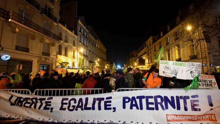 Občania protestujú pred Senátom proti návrhu zákona PMA - Paríž, 21. januára 2020