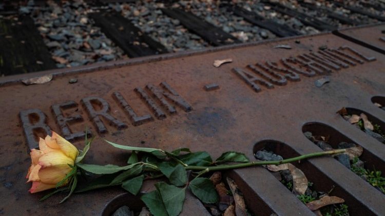 Троянда в меморіалі "17-та Платформа" в Берліні, звідки відправлялися поїзди до концтаборів