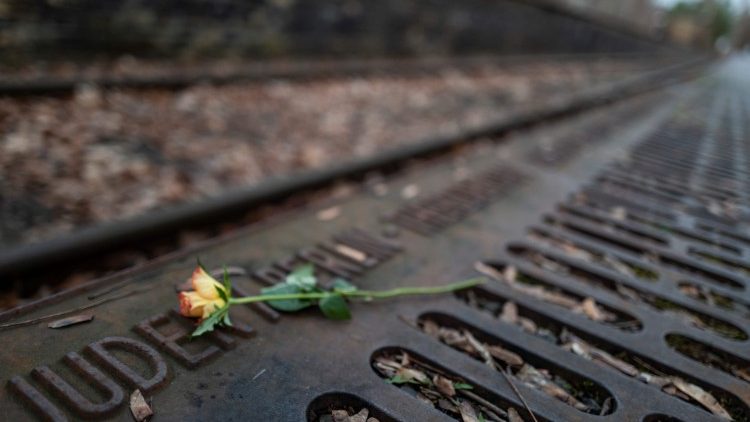 Il Binario 17 a Berlino, oggi Memoriale per ebrei deportati nei campi di concentramento durante il nazismo (John Macdougall / AFP)