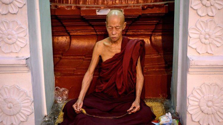 Buddhistischer Mönch meditiert in einer Pagode von Yangon