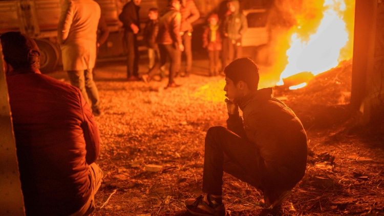 Folket värmer sig vid eldar i vinterkylan efter att deras hus har förstörts vid jordbävningen i Turkiet