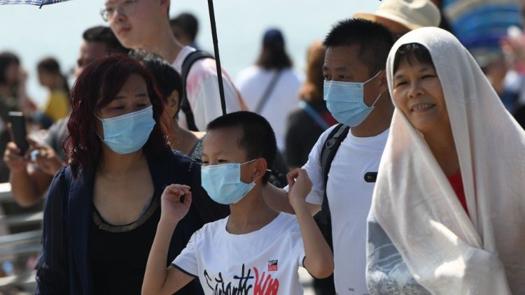 Visitantes já se protegem com máscaras em Singapura, onde foi confirmado o sétimo caso de infecção