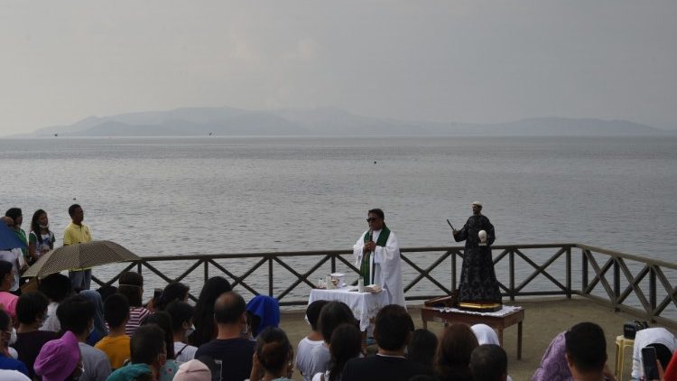Un prêtre philippin célèbre une messe le long de la côte située à proximité du volcan Taal, dans la province de Batangas, le 27 janvier 2020