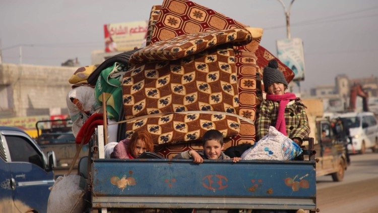 Des enfants, chargés à l'arrière d'un véhicule, quittant la province d'Idlib, le 27 janvier 2020. 