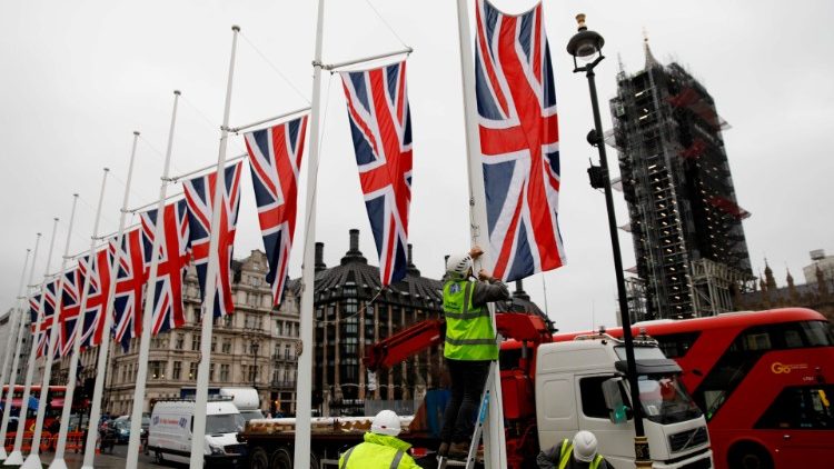 Bandiere nazionali di fronte al Parlamento britannico 