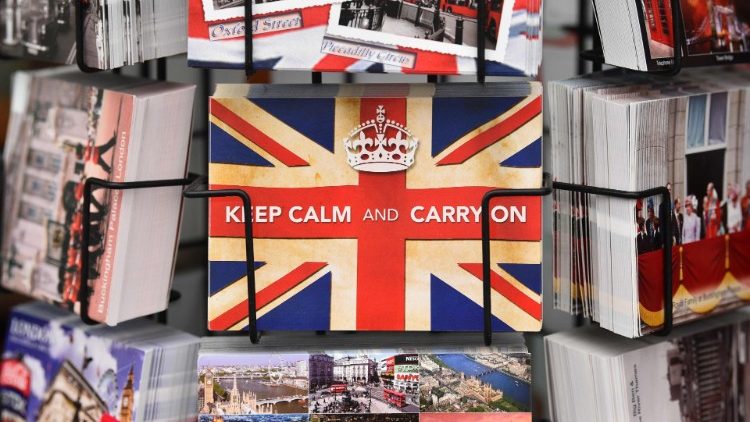 Une carte dans un magasin de souvenirs à Londres, le 31 janvier 2020, "Restez calme et avancez". 