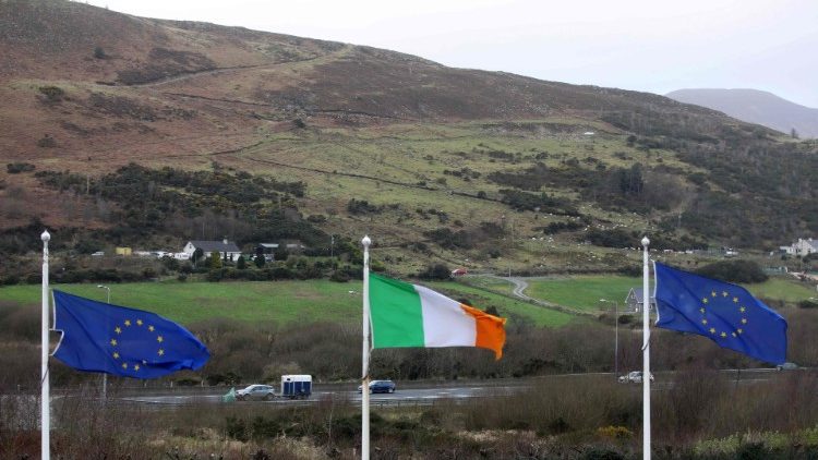 Des drapeaux européens et irlandais à la frontière entre l'Eire et l'Ulster.