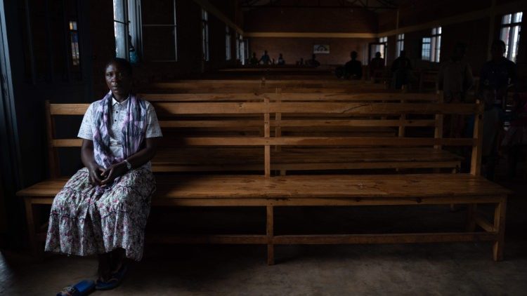 Une femme sur les bancs d'une église, dans l'est rwandais. Image d'illustration. 