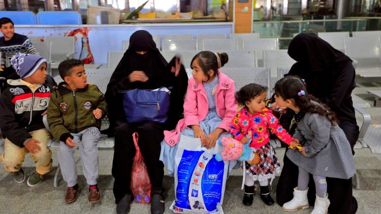 Des enfants yéménites, à l'aéroport de Sanaa, avant leur évacuation vers la Jordanie, le 3 février 2020.