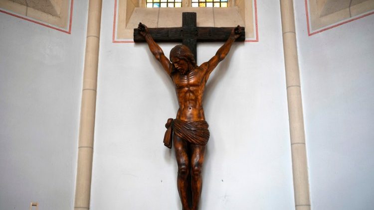 Holzkreuz in der katholischen Heilig-Franziskus-Kirche in Dortmund