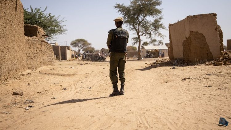 Soldado do exército patrulha campo de deslocados internos no norte de Burkina Faso