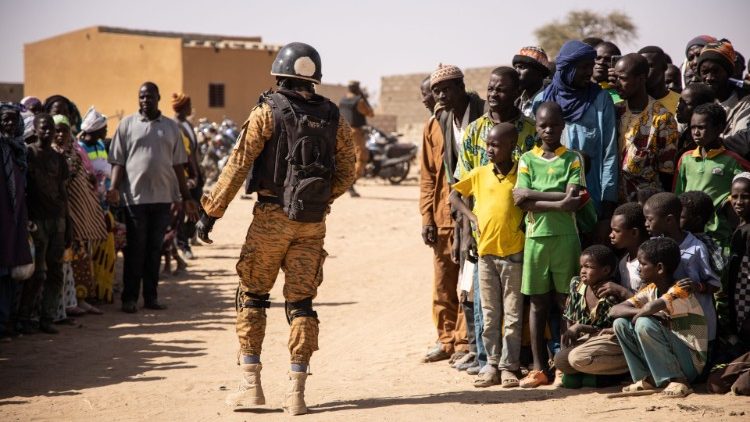 Soldado patrulla un campo para personas desplazadas en Burkina Faso