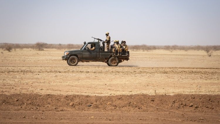 Patrulha do exército de Burkina Faso em Dori