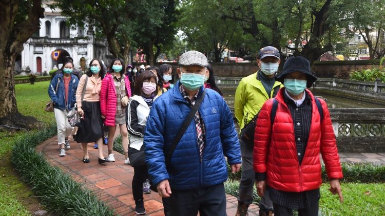 कोरोना वायरस से बचने के लिए वियतनाम में मास्क लगाकर घूमते लोग 