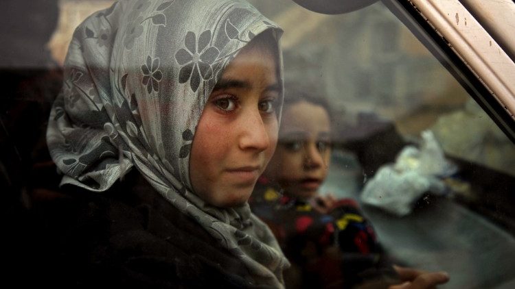 Des jeunes filles syriennes en fuite dans le nord de la province d'Idleb