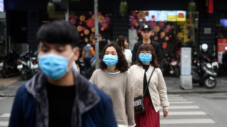 Граждани на Ханой с предпазни санитарни маски